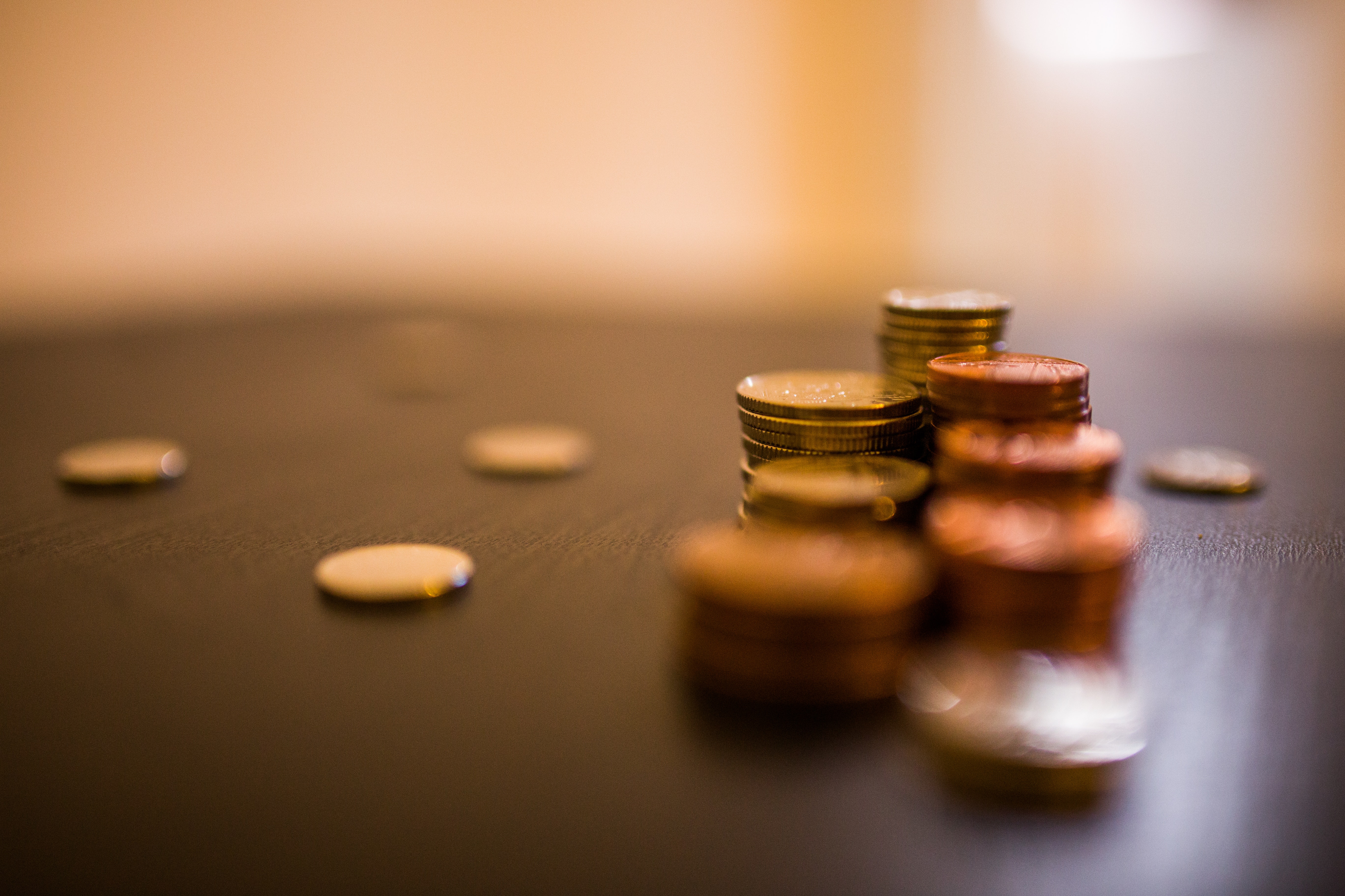 Kronor staplade i högar